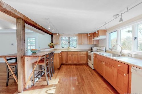 11 Mtn Rd, Wilton CT 06897-4912 exterior