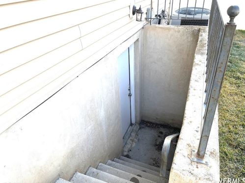 195 Shelly Louise Dr, Sandy UT 84070-4212 exterior