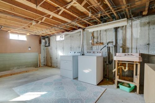 20 Orbit Dr, Enfield CT 06082-5528 exterior