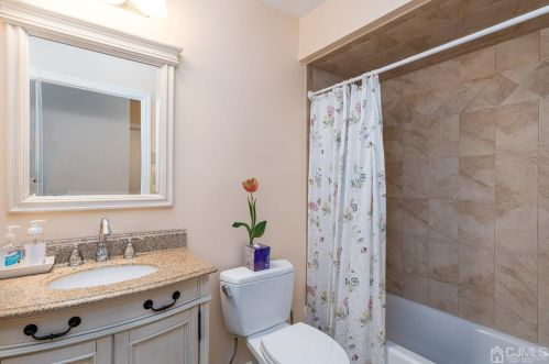 91 Gate House Ln, Edison NJ 08820-4001 exterior