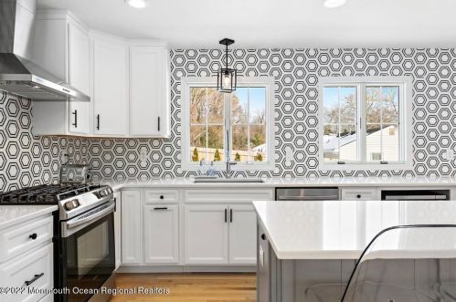 284 Pelican Rd, Middletown NJ 07748-3040 exterior