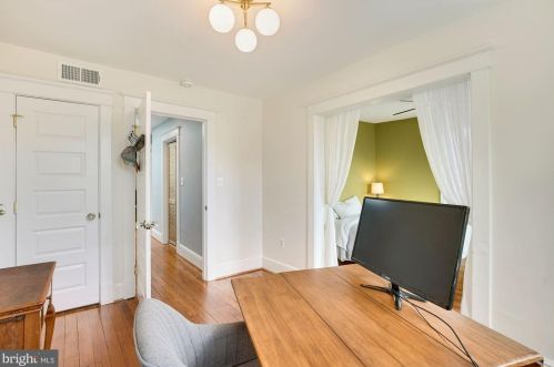 2602 Commonwealth Ave, Alexandria VA 22305-2526 exterior