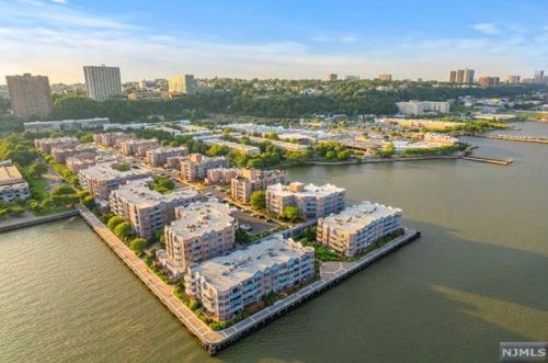 305 Williams Ct, Edgewater NJ 07020-1613 exterior