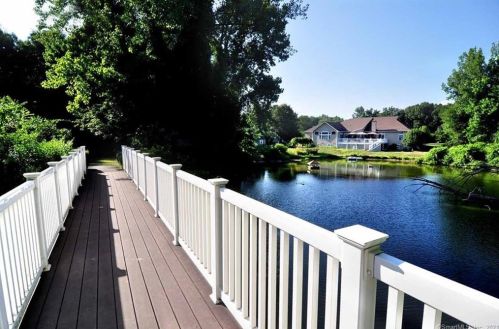 100 Pierce Blvd, Windsor CT 06095-1787 exterior