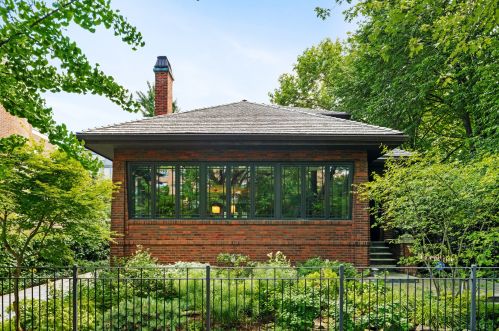 819 Castlewood Ter, Chicago IL  60640-4216 exterior