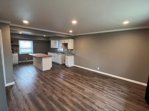 6832 61st St, Milwaukee, WI 53223-5402