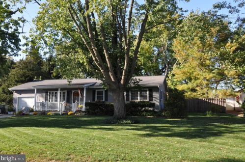 4 Hanover Dr, Cookstown NJ 08511-1005 exterior