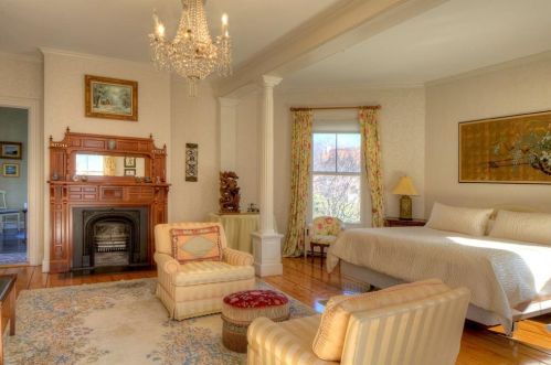 437 Bellevue Ave, Middletown RI 02840-4115 exterior