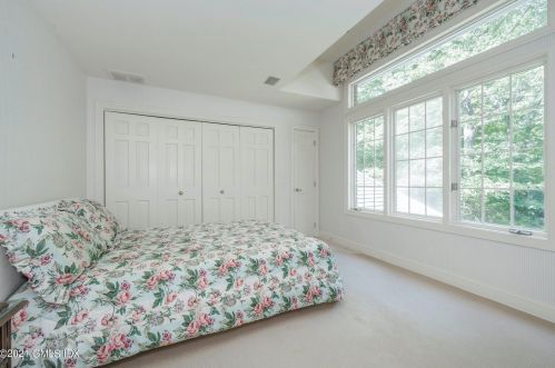 158 Clapboard Rdg Rd, Greenwich CT 06831-3351 exterior