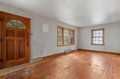 8516 Stuth Ave, Milwaukee, WI 53227-3738