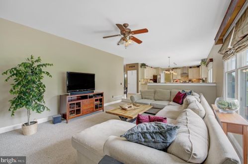 5 Cobblestone Ct, Columbus NJ 08022-1969 exterior