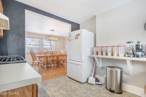 1302 Wealthy St, Grand Rapids MI 49506-2562 exterior