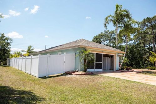 276 Ferris Dr, Fort Pierce FL 34983-8625 exterior