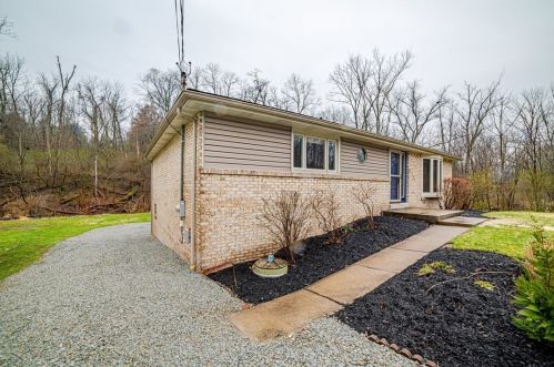 686 Pine Valley Dr, Pittsburgh, PA 15239-2824