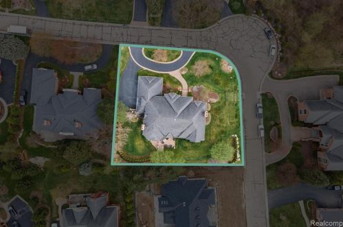 2511 Golf Crst Dr, Rochester MI 48309-4063 exterior