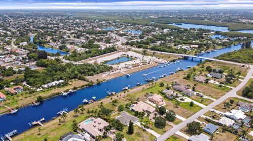 2718 Eagle Dr, Fort Pierce FL 34984-8913 exterior