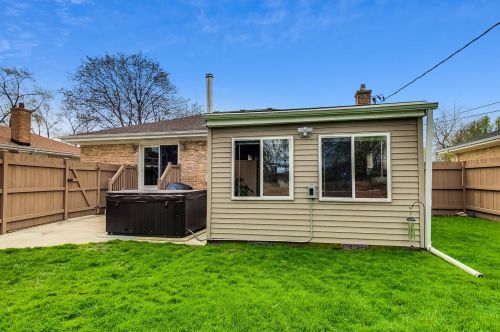 8236 Berwyn Ave, Chicago IL 60656-1455 exterior