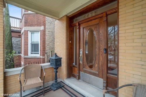 4425 Damen Ave, Chicago IL 60625-1701 exterior