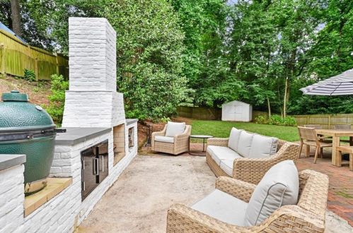 1856 Colland Dr, Atlanta GA 30318-2604 exterior