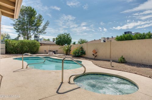 7590 Ln Cienega Dr, Tucson AZ 85712-1423 exterior