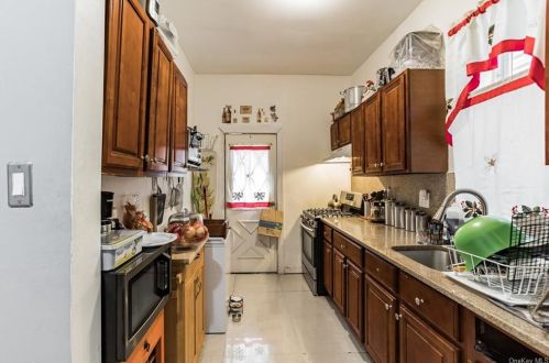 585 Van Nest Ave, Bronx NY 10462-3937 exterior