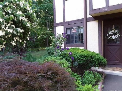 221 Foxwood Ln, Milford, CT 06461-2733