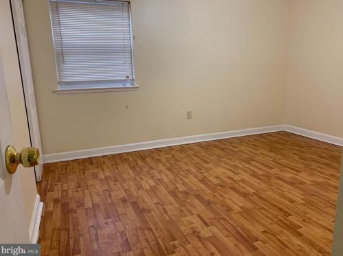 542 Foster St, Philadelphia, PA 19116-3300