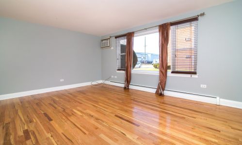 6952 65th St, Chicago, IL 60638-4667