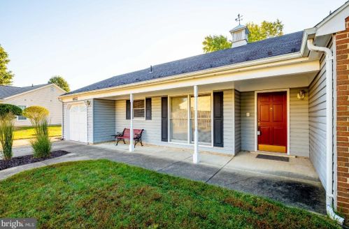 6922 Lodestone Ct, Alexandria, VA 22306-1216