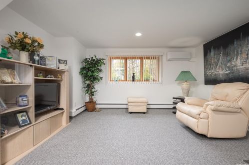 31 Craig Dr, Huntington Station NY 11746-4704 exterior