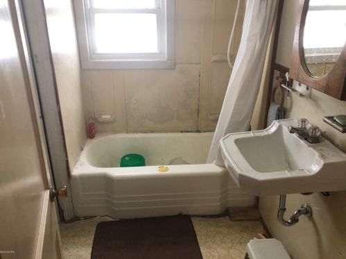 711 G Ave, Kalamazoo MI 49004-1404 exterior