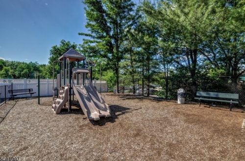 40 Winged Foot Dr, Livingston NJ 07039-8218 exterior