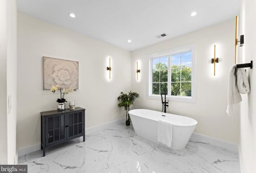 1327 Mayflower Dr, Mc Lean VA 22101-3405 exterior