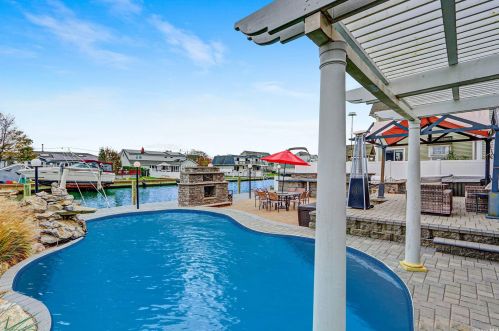 95 Midway St, Babylon NY  11702-4311 exterior