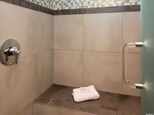 8616 Cima Dr, Sandy UT 84093-7060 exterior