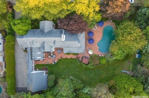 90 Woodsome Rd, Babylon, NY 11702-3318