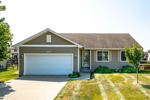 640 Pleasant View Dr, Waukee, IA 50263-8444