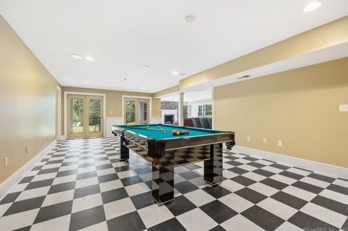 2 Farmington Rdg Dr, Farmington CT 06032-2456 exterior