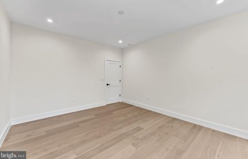 1327 Mayflower Dr, Mc Lean VA 22101-3405 exterior