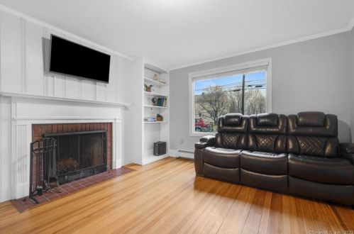 92 West St, Windsor Locks CT  06096-1813 exterior