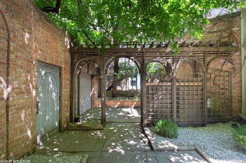 1442 Astor St, Chicago IL  60610-1615 exterior