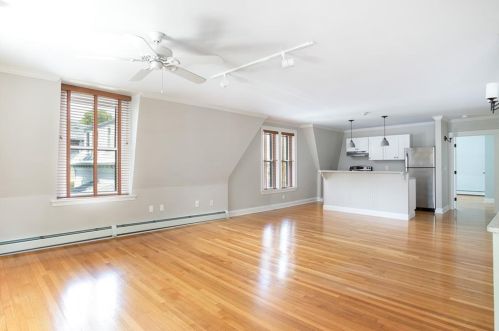 29 Champlin St, Middletown RI 02840-2879 exterior