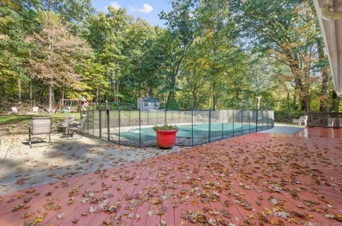 306 Silver Hl Rd, Derby CT 06418-1139 exterior