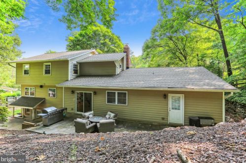 18052 Ml Crk Dr, Rockville MD 20855-1000 exterior