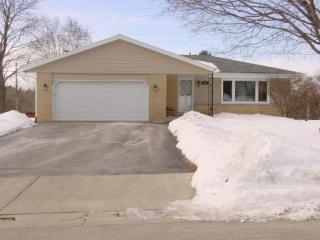 4761 99th St, Milwaukee, WI 53228-3310