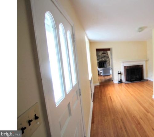 2325 Valley Rd, Huntingdon Valley PA  19006-6007 exterior