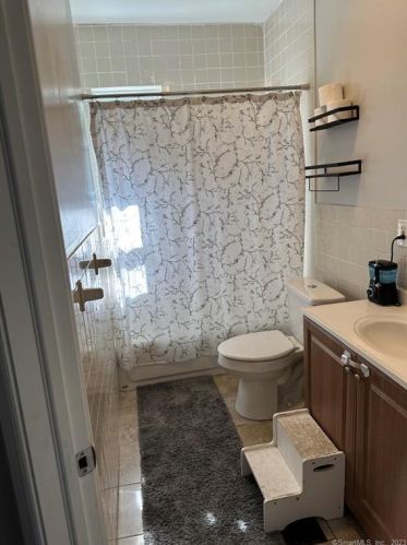 332 Hawthorne Ave, Derby CT 06418-1119 exterior