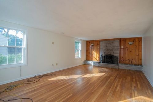 12 Linda Ave, Uncasville CT 06382-1723 exterior