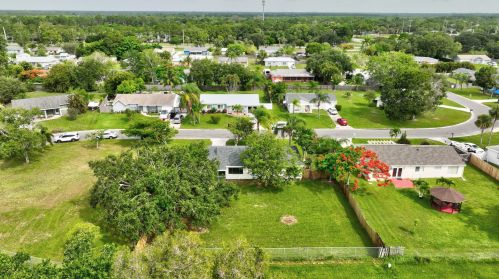 1925 Redwing Cir, Fort Pierce FL 34952-8834 exterior