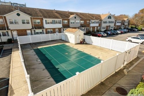 98 Franklin Ave, Valley Stream NY  11580-6100 exterior